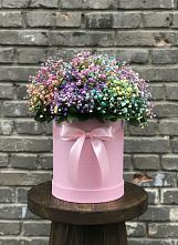 Цветочная композиция из Гипсофила и Розы в шляпной коробке в Окуловке