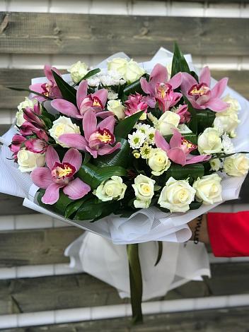 Букет цветов из: Розы и Хризантемы в Окуловке