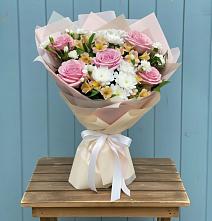 Букет цветов из:  Гвоздики, Орхидеи и Розы в Окуловке