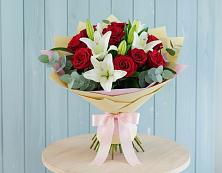 Букет цветов из:  Лилии и Розы в Окуловке