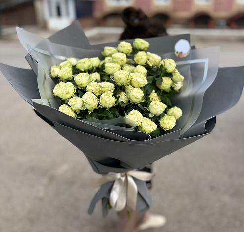 Букет Белые кустовые розы Солинеро в Окуловке