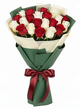 Букет Микс из красных и белых роз в Окуловке