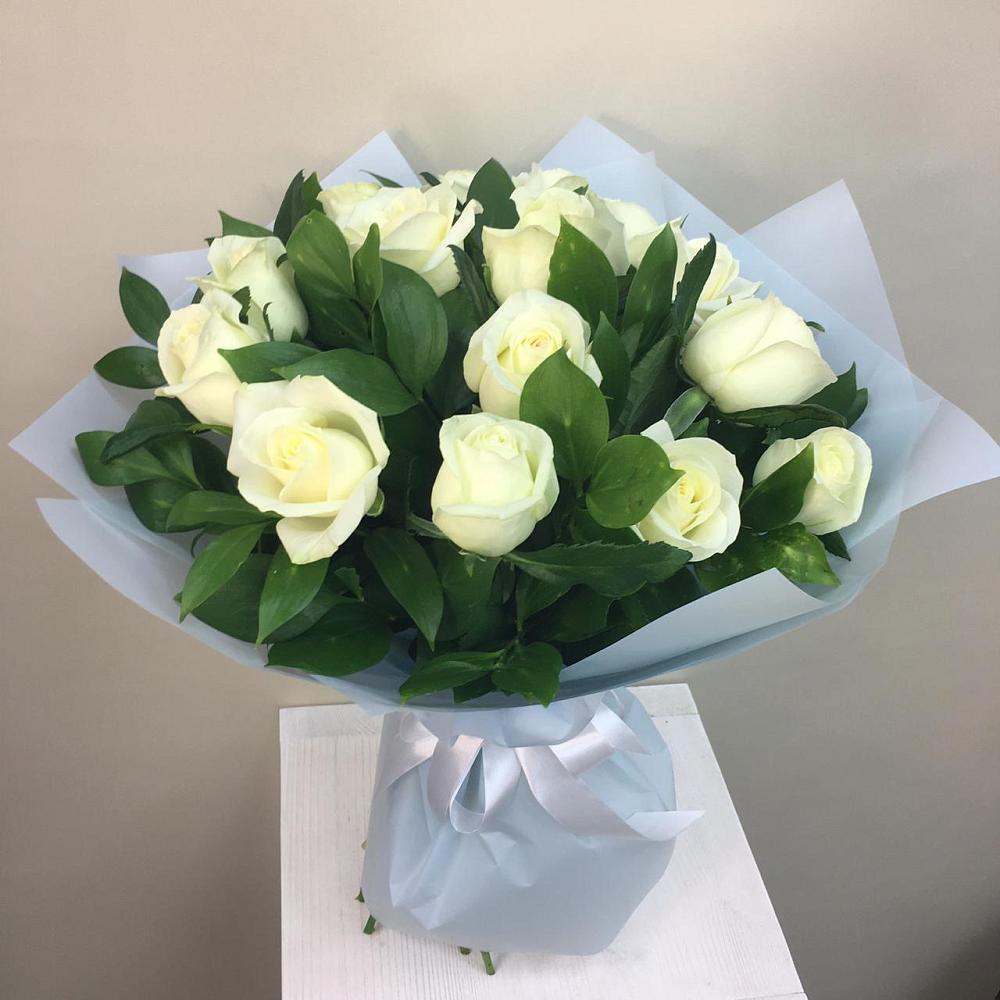 Букет 15 Белых роз Проуд в Окуловке