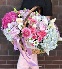 Композиция солнечный день в Окуловке Цветочная композиция из Розы, Хризантемы, Пионы и Лизиантусы в корзине в Окуловке
