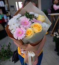 Букет цветов из:  Герберы, Розы и Хризантемы в Окуловке