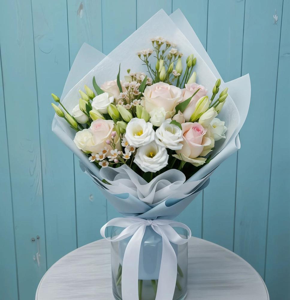 Букет цветов из: Розы и Лизиантусы в Окуловке