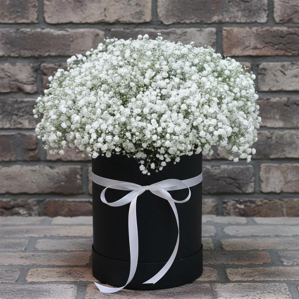 Цветочная композиция из Гипсофила в шляпной коробке в Окуловке