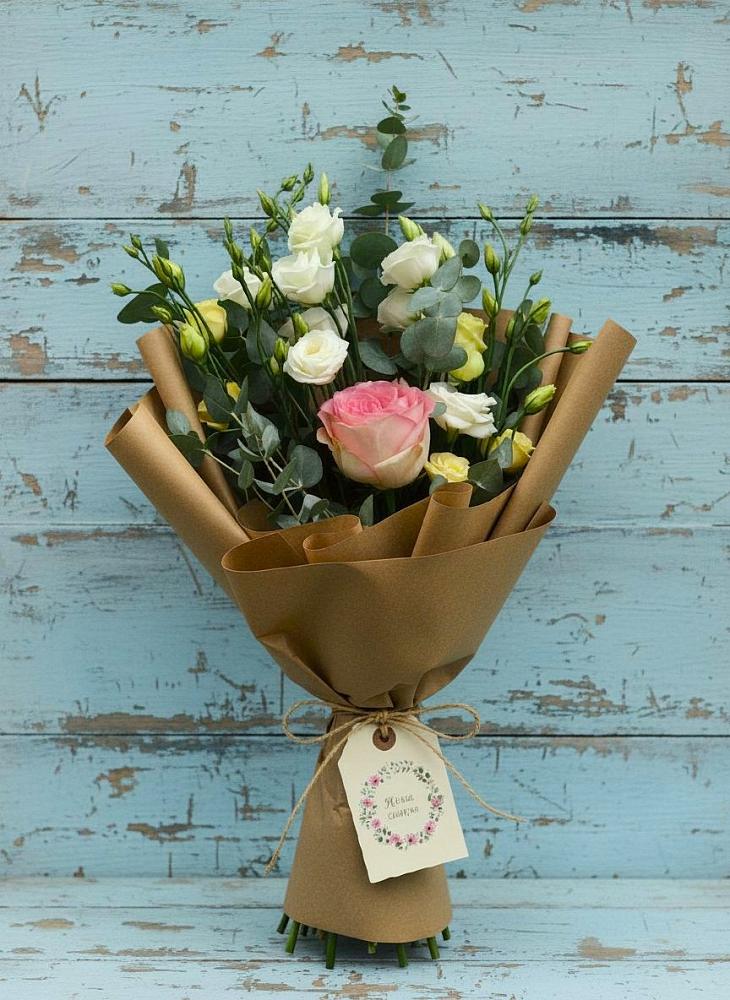 Букет цветов из: Розы и Лизиантусы в Окуловке