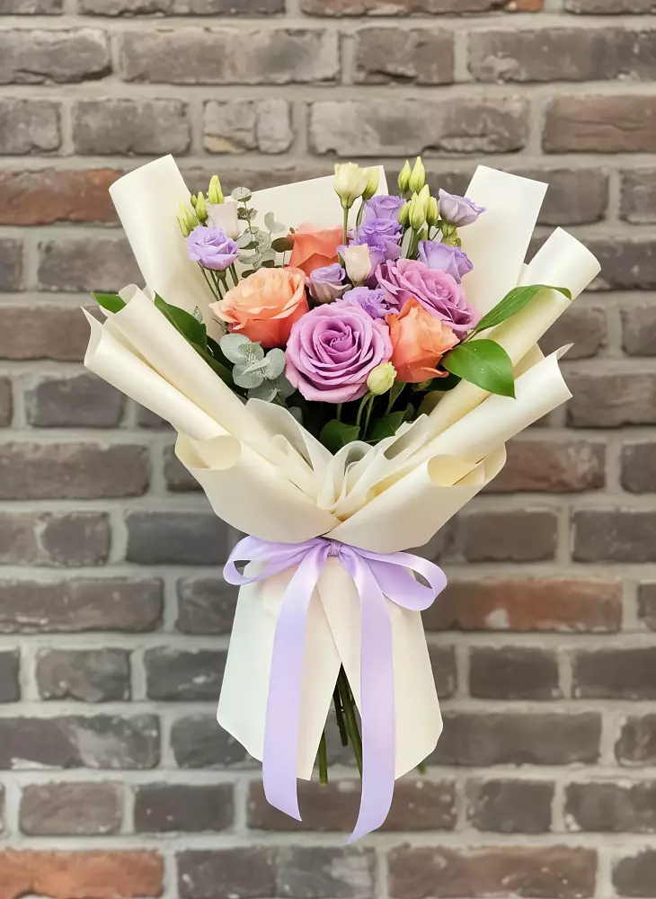 Букет цветов из: Лизиантусы и Розы в Окуловке