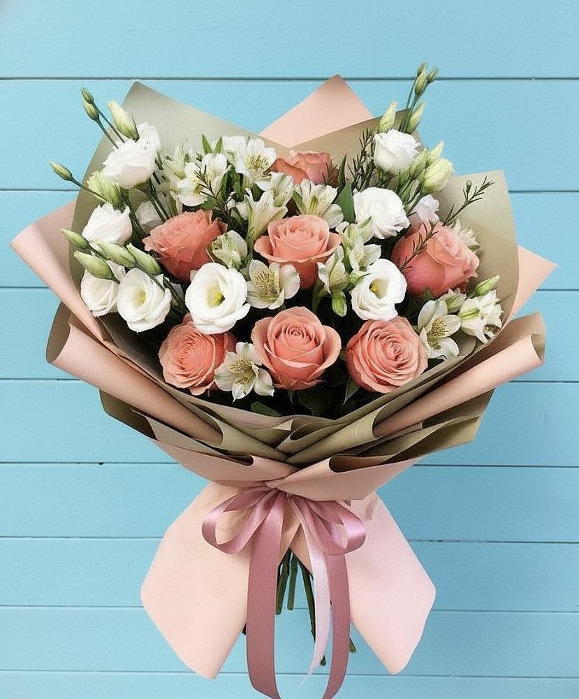 Букет цветов из: Розы, Альстромерии и Лизиантусы в Окуловке