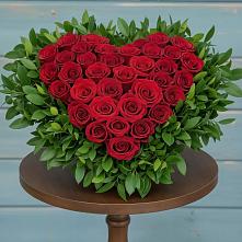 Цветочная композиция из Розы в виде сердца в Окуловке