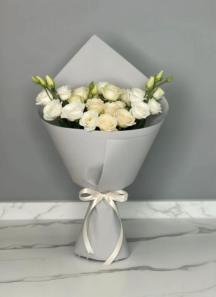 Букет цветов из: Розы и Лизиантусы в Окуловке