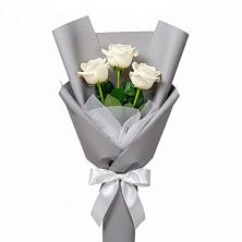 Букет 3 белые розы в Окуловке
