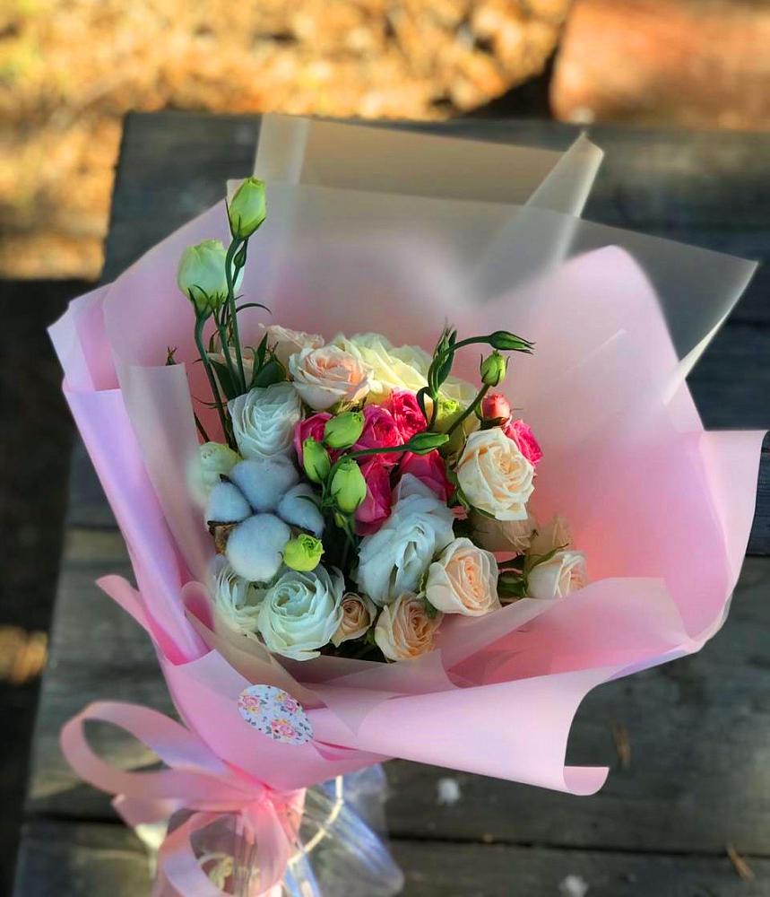 Букет цветов из: Розы и Лизиантусы в Окуловке