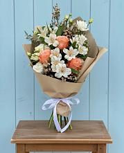 Букет цветов из:  Альстромерии, Лизиантусы, Розы и Хризантемы в Окуловке