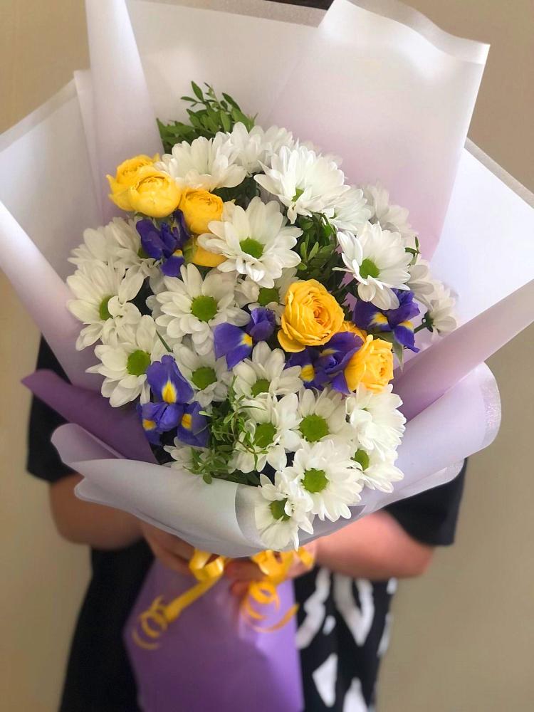 Букет цветов из: Ирисы, Хризантемы и Розы в Окуловке