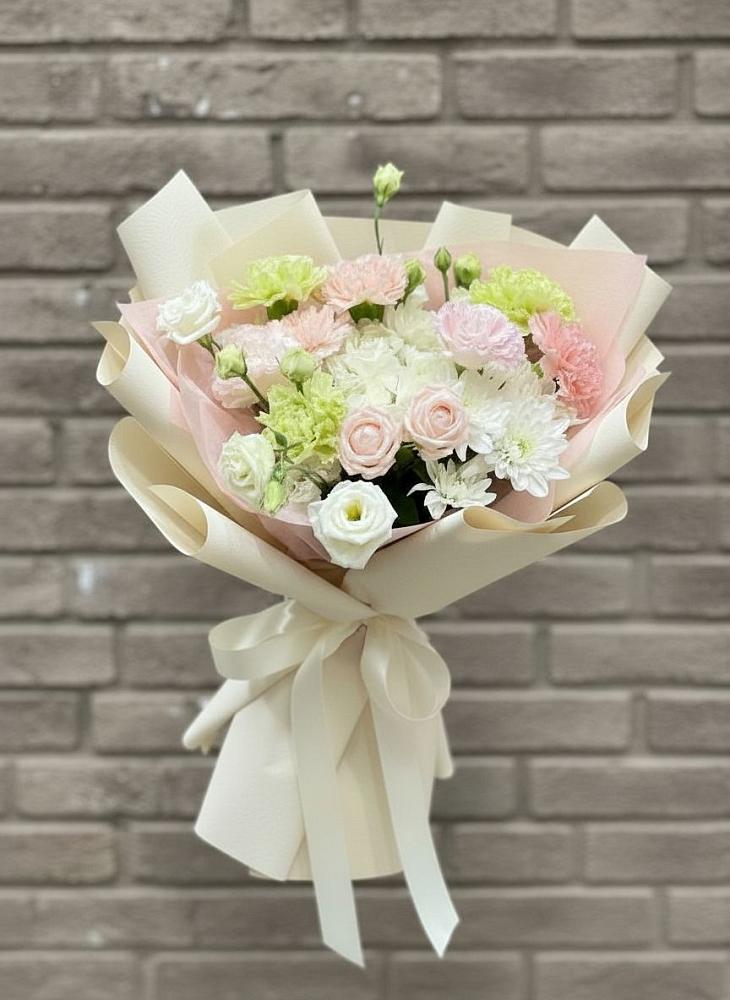 Букет цветов из: Гвоздики, Розы, Лизиантусы и Хризантемы в Окуловке