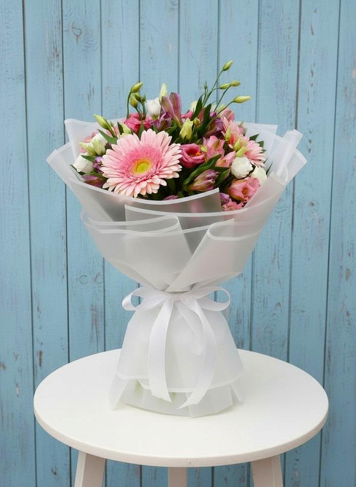 Букет цветов из: Герберы, Альстромерии и Лизиантусы в Окуловке