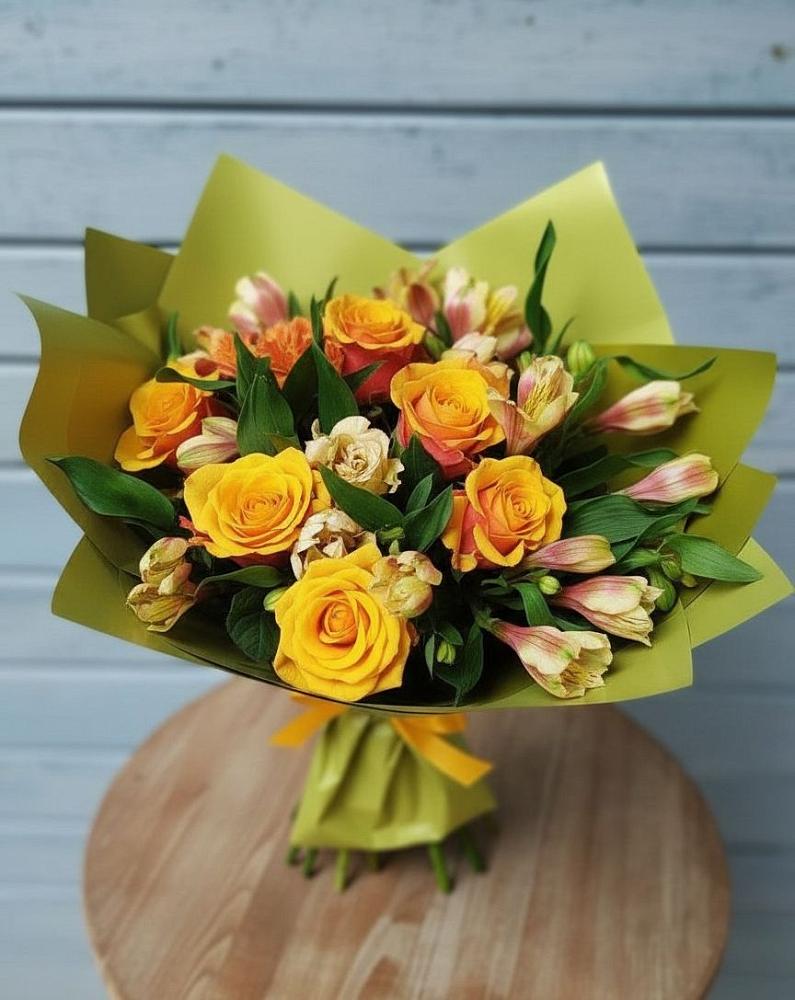 Букет цветов из: Альстромерии и Розы в Окуловке