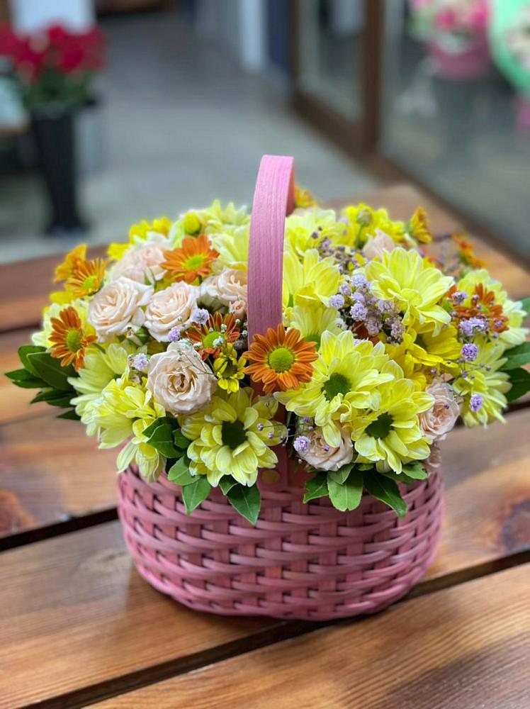Цветочная композиция из Хризантемы и Розы в корзине в Окуловке