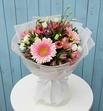 Букет цветов из:  Герберы, Альстромерии и Лизиантусы в Окуловке