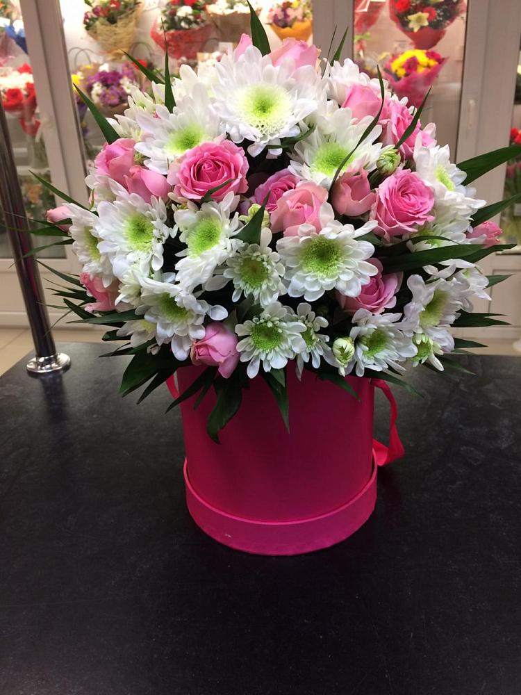 Цветочная композиция из Розы и Хризантемы в шляпной коробке в Окуловке