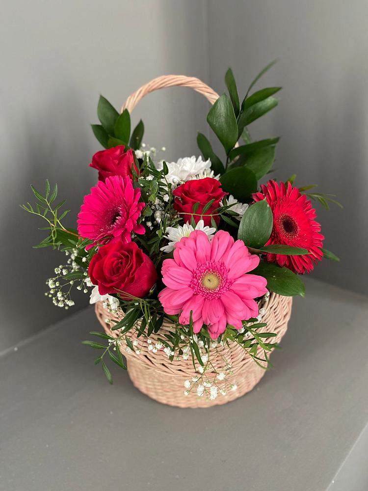 Цветочная композиция из Розы, Хризантемы и Герберы в корзине в Окуловке