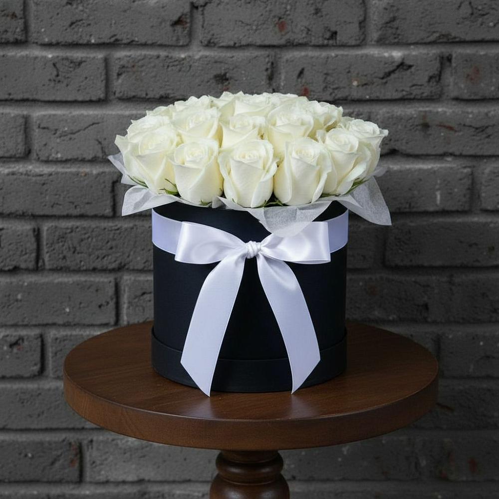 Цветочная композиция из Розы в шляпной коробке в Окуловке