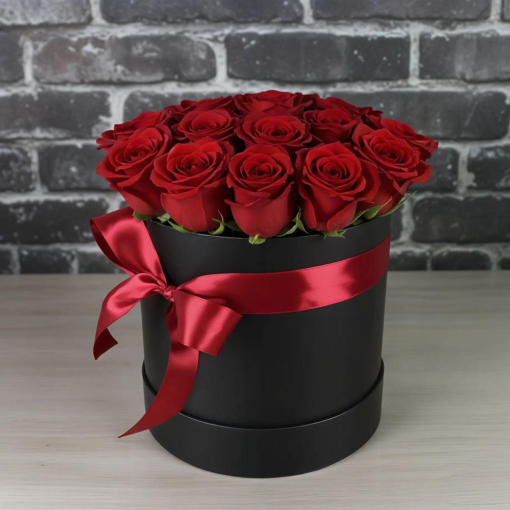 Цветочная композиция из Розы в шляпной коробке в Окуловке