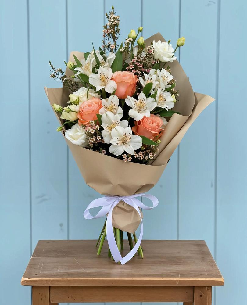 Букет цветов из: Альстромерии, Лизиантусы, Розы и Хризантемы в Окуловке