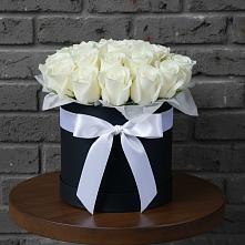 Цветочная композиция из Розы в шляпной коробке в Окуловке