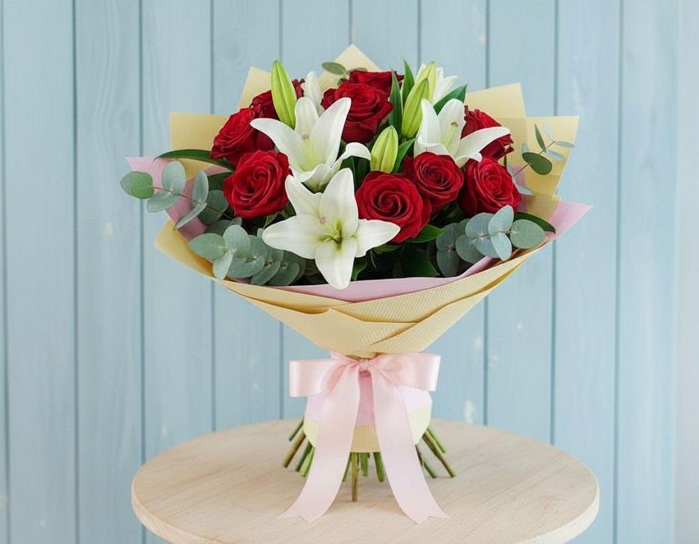 Букет цветов из: Лилии и Розы в Окуловке